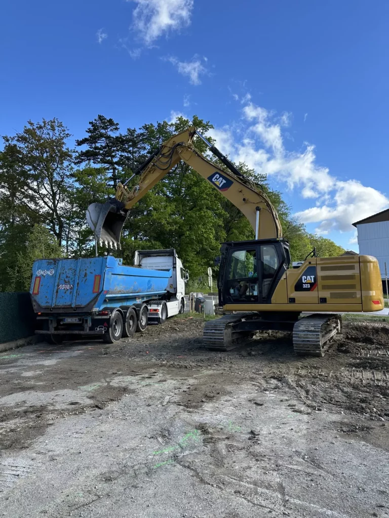 IMG_3975 Pelle et camion-benne sur une plateforme en cours de terrassement