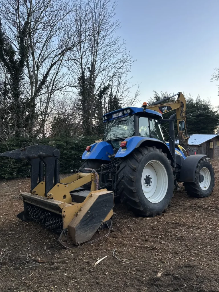 IMG_6218 Tracteur équipé d'une lame sur un chantier de terrassement